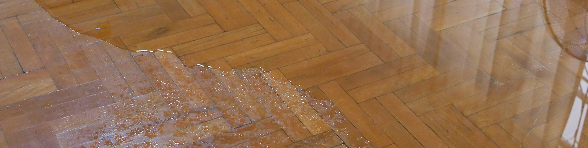 Image of a partially dry floor with the other part of the floor being flooded.